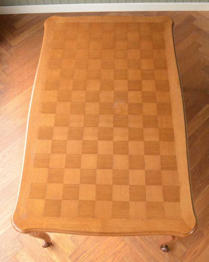 アンティークのテーブル アンティーク家具 フランス輸入のアンティーク家具、天板が美しいドローリーフテーブル(伸張式ダイニングテーブル)。上から見るとこんな形リーフを開く前はこんな形です。(j-2457-f)