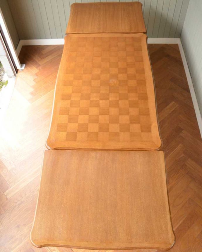 アンティークのテーブル アンティーク家具 フランス輸入のアンティーク家具、天板が美しいドローリーフテーブル(伸張式ダイニングテーブル)。大きく広げてみると・・・両方のリーフを開くと、たっぷり使える天板の広さ。(j-2457-f)