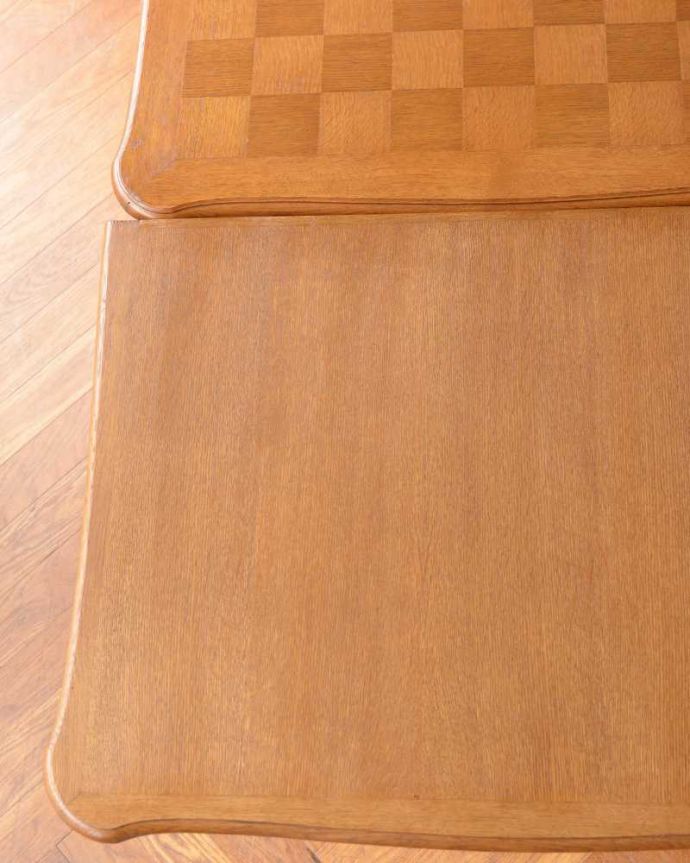 アンティークのテーブル アンティーク家具 フランス輸入のアンティーク家具、天板が美しいドローリーフテーブル(伸張式ダイニングテーブル)。近づいて見てみると、さらに美しい天板の模様天板の模様だけでもステキに見えちゃうフランスらしいテーブルを使えば、毎日の食事の時間がなんだかスペシャルになります。(j-2457-f)