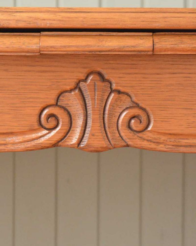 アンティークのテーブル アンティーク家具 フランス輸入のアンティーク家具、天板が美しいドローリーフテーブル(伸張式ダイニングテーブル)。フランスらしい彫りフランスらしさの象徴とも言える、優雅な彫りの装飾。(j-2457-f)