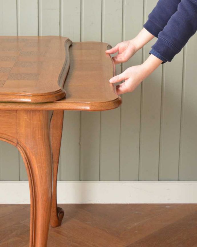 アンティークのテーブル アンティーク家具 フランス輸入のアンティーク家具、天板が美しいドローリーフテーブル(伸張式ダイニングテーブル)。あっという間にサイズが変えれます。(j-2457-f)