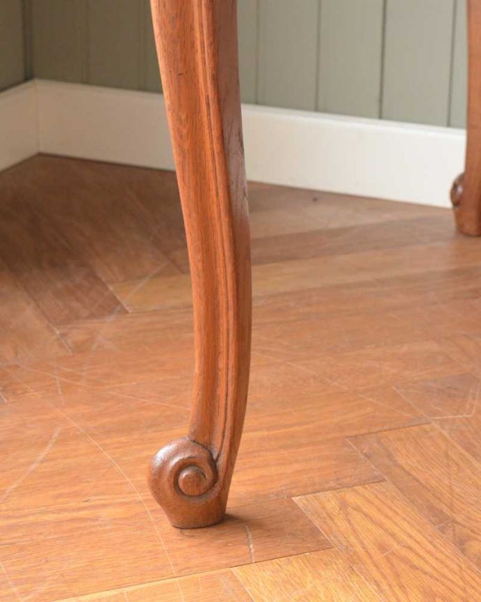 アンティークのテーブル アンティーク家具 フランス輸入のアンティーク家具、天板が美しいドローリーフテーブル(伸張式ダイニングテーブル)。持ち上げなくても移動できます!Handleのアンティークは、脚の裏にフェルトキーパーをお付けしていますので、持ち上げなくても床を滑らせて移動させることが出来ます。(j-2457-f)