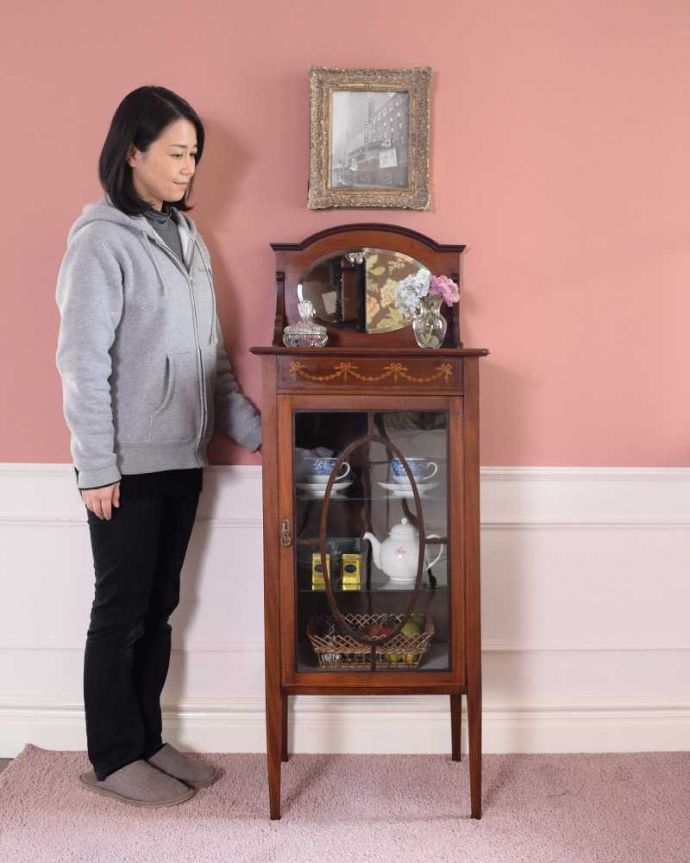 アンティークのキャビネット　アンティーク家具　象嵌が装飾された豪華なアンティーク家具、イギリスで見つけたミュージックキャビネット 。贅沢な時間が過ごせる最上級の美しさ楽譜を美しく収納するためだけに作られたコンパクトなサイズのミュージックキャビネットは、造りも贅沢です。(j-2458-f)