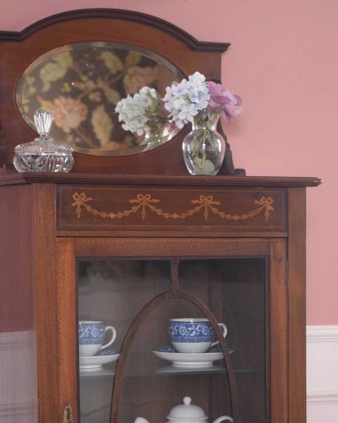 アンティークのキャビネット　アンティーク家具　象嵌が装飾された豪華なアンティーク家具、イギリスで見つけたミュージックキャビネット 。扉に描かれた模様の美しさ職人技が感じられる細かい細工はアンティークだからこそ手に入れることが出来る美しさです。(j-2458-f)