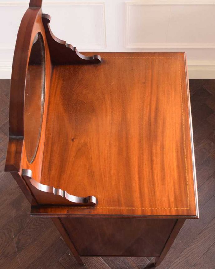 アンティークのキャビネット　アンティーク家具　象嵌が装飾された豪華なアンティーク家具、イギリスで見つけたミュージックキャビネット 。家具を上から見てみましょう目線に入る天板の上もしっかりと修復しました。(j-2458-f)