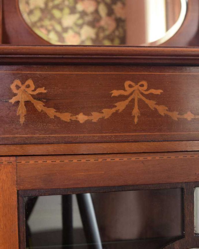 アンティークのキャビネット　アンティーク家具　象嵌が装飾された豪華なアンティーク家具、イギリスで見つけたミュージックキャビネット 。上品で美しい象嵌象嵌とは模様に沿って異なる木材を埋め込んで絵を描いたものなんです。(j-2458-f)