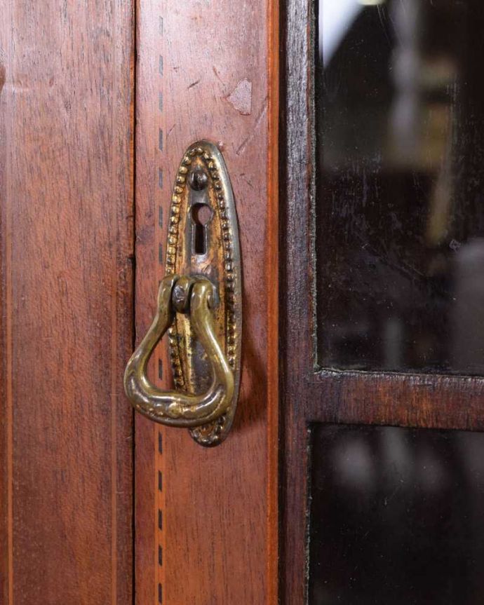 アンティークのキャビネット　アンティーク家具　象嵌が装飾された豪華なアンティーク家具、イギリスで見つけたミュージックキャビネット 。開ける度にワクワク取っ手もアンティークらしい贅沢なデザイン。(j-2458-f)