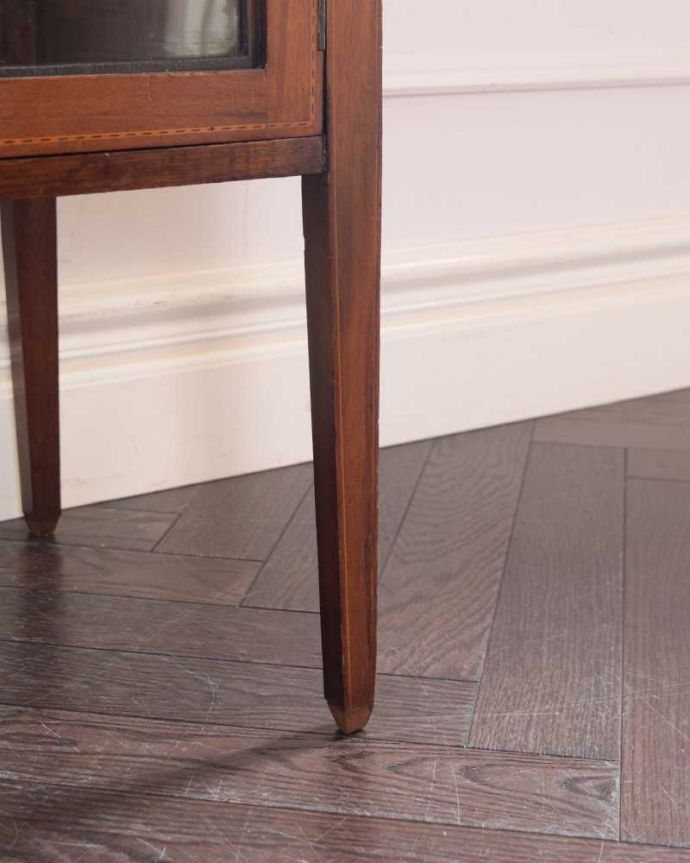 アンティークのキャビネット　アンティーク家具　象嵌が装飾された豪華なアンティーク家具、イギリスで見つけたミュージックキャビネット 。女性１人でラクラク運べちゃうんですHandleのアンティークは、脚の裏にフェルトキーパーをお付けしています。(j-2458-f)