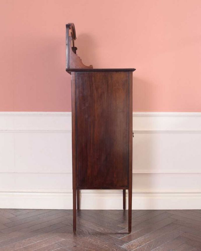 アンティークのキャビネット　アンティーク家具　象嵌が装飾された豪華なアンティーク家具、イギリスで見つけたミュージックキャビネット 。もちろん横顔も美しいしっかりお直ししたので、どこから見ても美しい自信があります。(j-2458-f)