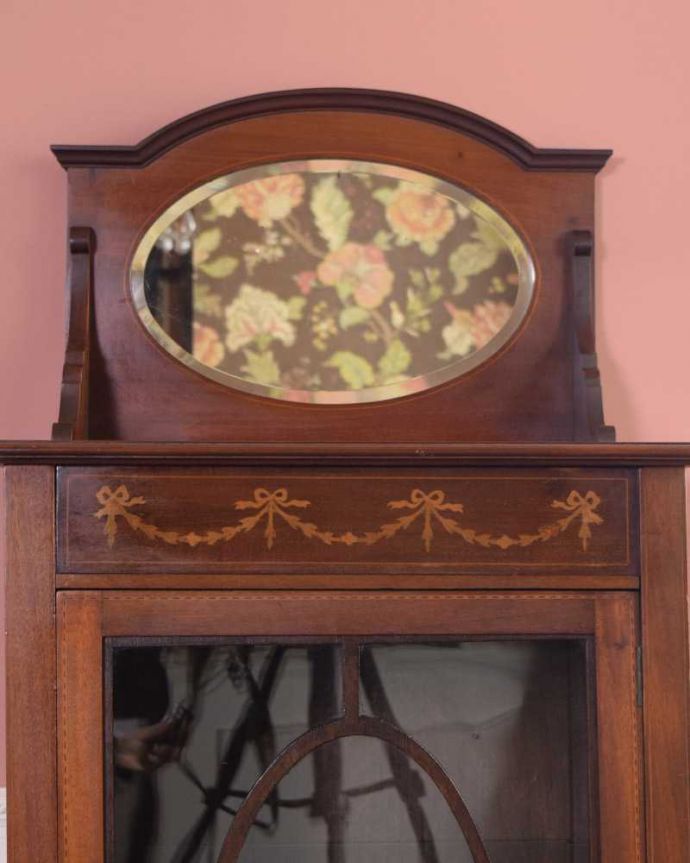 アンティークのキャビネット　アンティーク家具　象嵌が装飾された豪華なアンティーク家具、イギリスで見つけたミュージックキャビネット 。ご希望の方には新しいミラーでお届けしますコンディションのいいアンティークのミラーですが、ご希望の方には新しいミラーに交換してお届けします（別途見積もり）ご注文の際お気軽にご連絡下さい。(j-2458-f)