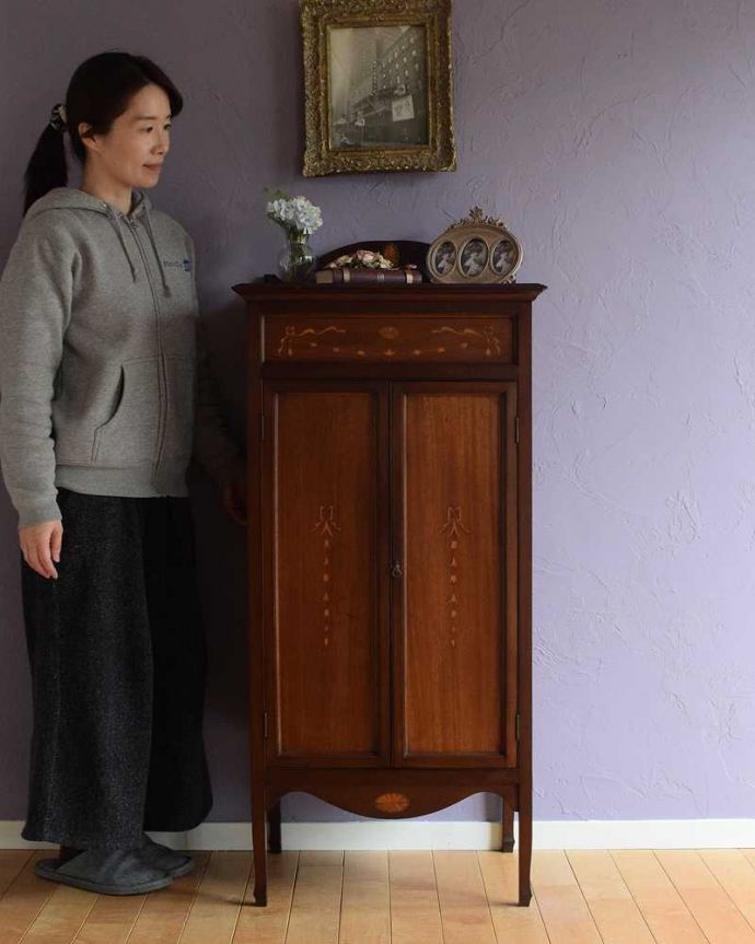 アンティークのキャビネット　アンティーク家具　高級感たっぷりのミュージックキャビネット（アンティークキャビネット）。贅沢な時間が過ごせる最上級の美しさ楽譜を美しく収納するためだけに作られたコンパクトなサイズのミュージックキャビネットは、造りも贅沢です。(j-2459-f)