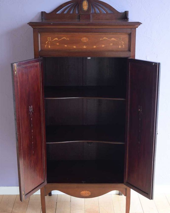 アンティークのキャビネット　アンティーク家具　高級感たっぷりのミュージックキャビネット（アンティークキャビネット）。扉を開けてみると･･･贅沢な造りの家具に合わせて、しっかり修復しました。(j-2459-f)