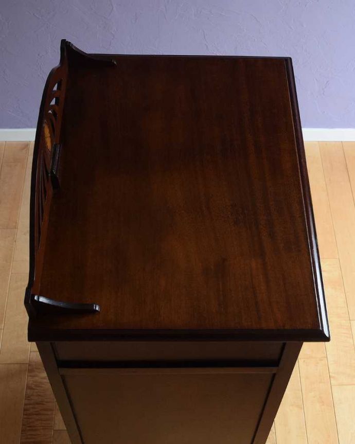 アンティークのキャビネット　アンティーク家具　高級感たっぷりのミュージックキャビネット（アンティークキャビネット）。家具を上から見てみましょう目線に入る天板の上もしっかりと修復しました。(j-2459-f)