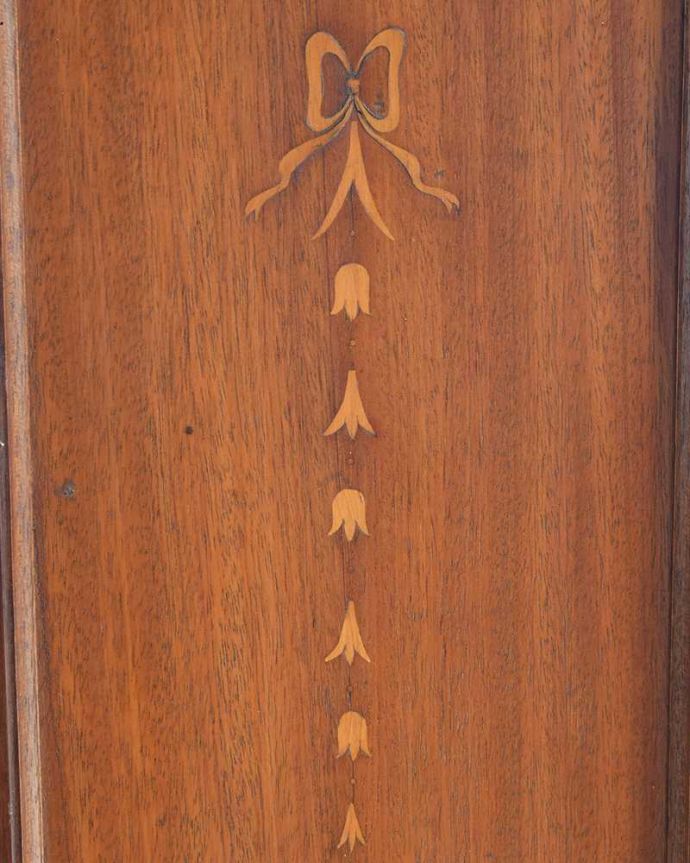 アンティークのキャビネット　アンティーク家具　高級感たっぷりのミュージックキャビネット（アンティークキャビネット）。職人技が光っています。(j-2459-f)