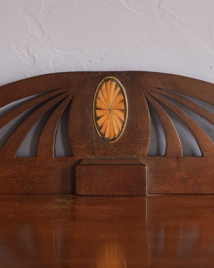 アンティークのキャビネット　アンティーク家具　高級感たっぷりのミュージックキャビネット（アンティークキャビネット）。上品で美しい象嵌象嵌とは模様に沿って異なる木材を埋め込んで絵を描いたものなんです。(j-2459-f)