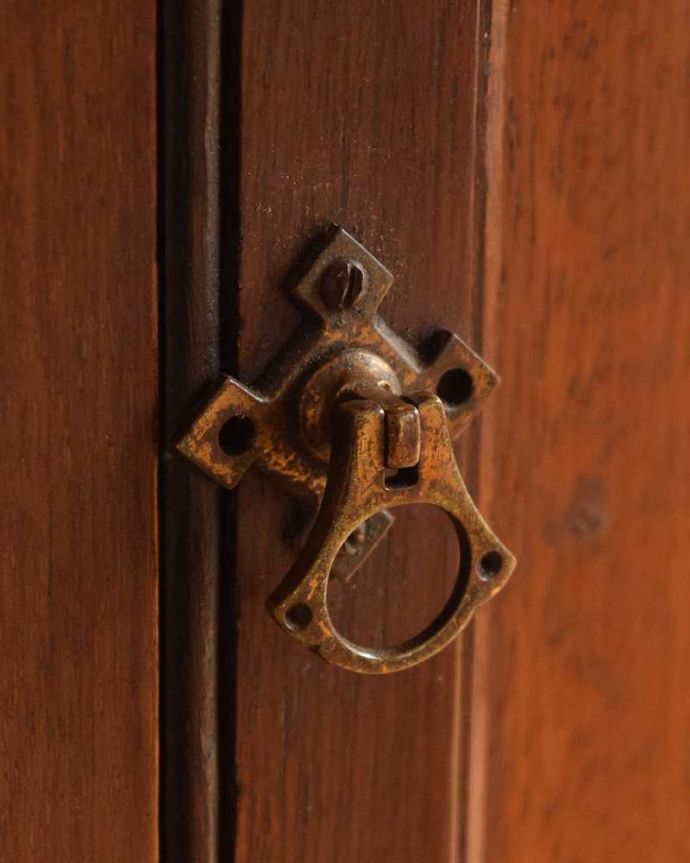 アンティークのキャビネット　アンティーク家具　高級感たっぷりのミュージックキャビネット（アンティークキャビネット）。開ける度にワクワク取っ手もアンティークらしい贅沢なデザインです。(j-2459-f)