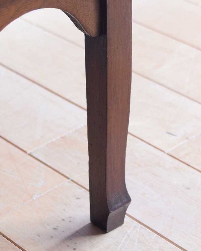 アンティークのキャビネット　アンティーク家具　高級感たっぷりのミュージックキャビネット（アンティークキャビネット）。女性１人でラクラク運べちゃうんですHandleのアンティークは、脚の裏にフェルトキーパーをお付けしています。(j-2459-f)