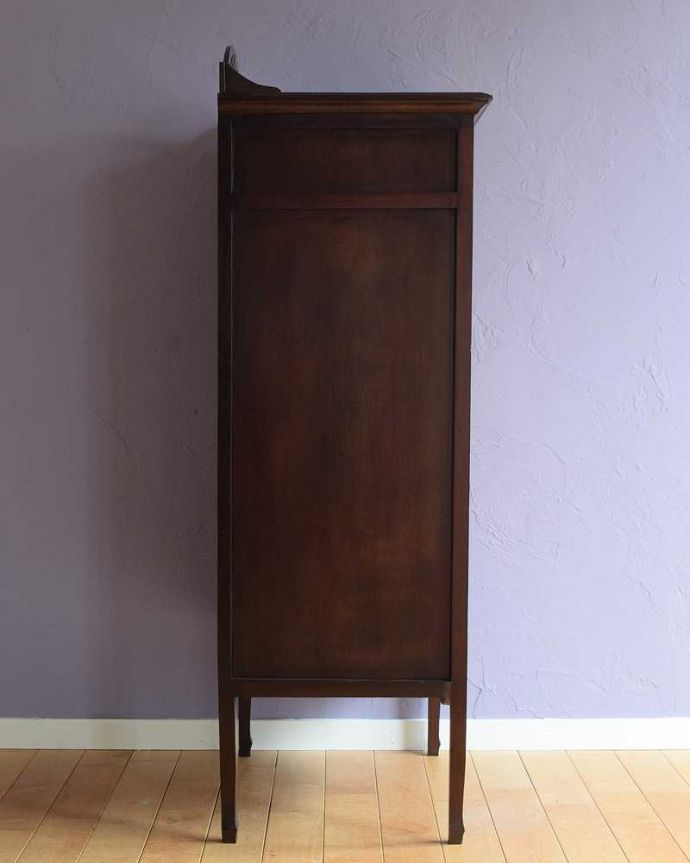 アンティークのキャビネット　アンティーク家具　高級感たっぷりのミュージックキャビネット（アンティークキャビネット）。もちろん横顔も美しいしっかりお直ししたので、どこから見ても美しい自信があります。(j-2459-f)
