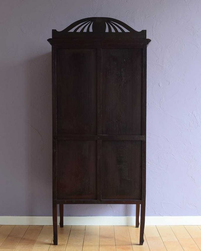 アンティークのキャビネット　アンティーク家具　高級感たっぷりのミュージックキャビネット（アンティークキャビネット）。後ろ姿にも気を使っていますアンティークは新品ではないので、経年変化によるキズはありますが、専門の職人がしっかり修復したので後ろ姿も美しいんです。(j-2459-f)