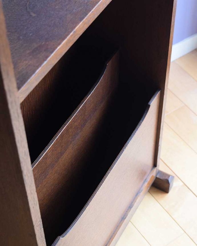 マガジンラック　アンティーク家具　キャビネット＜オープンシェルフ（英国クラシック/マガジンラック付き）商品UP用。雑誌を入れる部分もキレイに修復しましたアンティークは新品ではないので経年変化によるキズはありますが、専門の職人がキレイにお直ししました。(j-2460-f)