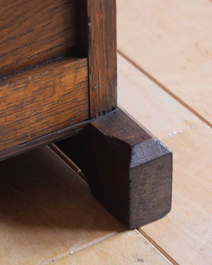 マガジンラック　アンティーク家具　キャビネット＜オープンシェルフ（英国クラシック/マガジンラック付き）商品UP用。女性1人でラクラク運べちゃう仕掛けHandleのアンティークは、脚の裏にフェルトキーパーをお付けしています。(j-2460-f)