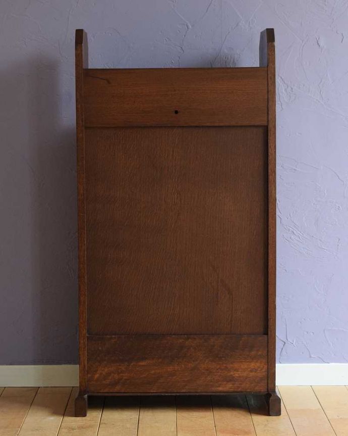 マガジンラック　アンティーク家具　キャビネット＜オープンシェルフ（英国クラシック/マガジンラック付き）商品UP用。後ろ姿も見てください。(j-2460-f)