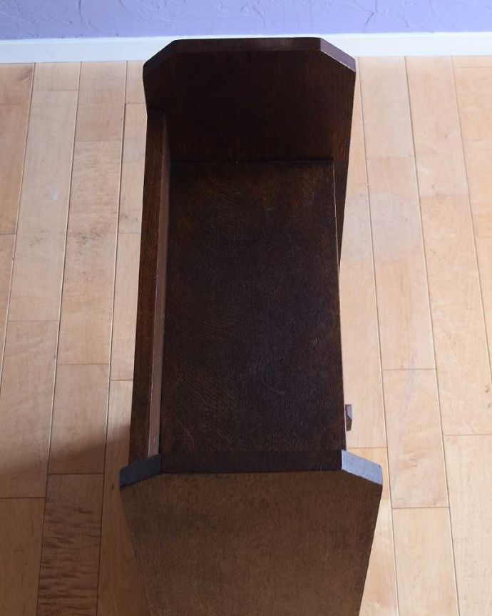 マガジンラック　アンティーク家具　キャビネット＜オープンシェルフ（英国クラシック/マガジンラック付き）商品UP用。上から見ると・・・Handleのアンティークは、マガジンラックの部分を上から見ると、こんな感じです。(j-2460-f)