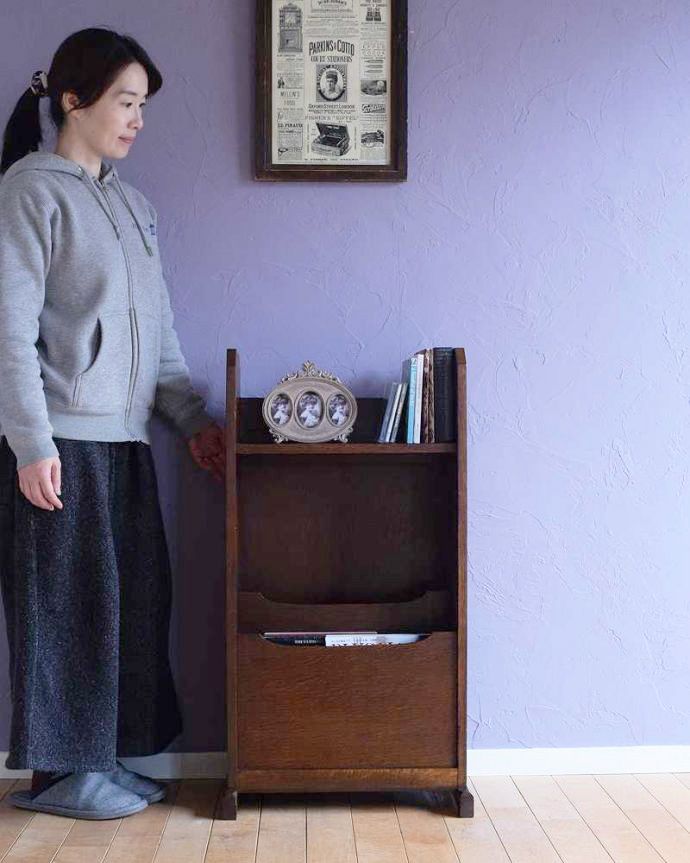 マガジンラック　アンティーク家具　キャビネット＜オープンシェルフ（英国クラシック/マガジンラック付き）商品UP用。マガジンラックと本棚が一緒になった英国家具オープンタイプの本棚の上にマガジンラックが付いた便利なアンティーク家具。(j-2460-f)