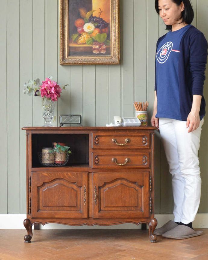 アンティークのキャビネット　アンティーク家具　オープンスペース付きのお洒落なフランス輸入の木製キャビネット 。美しく優雅な雰囲気が漂うフランスらしいキャビネット誰が見ても女性らしいフォルムと美しい彫が自慢のキャビネット。(j-2461-f)