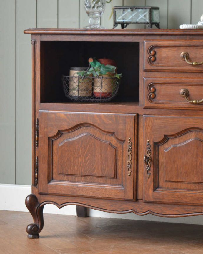 アンティークのキャビネット　アンティーク家具　オープンスペース付きのお洒落なフランス輸入の木製キャビネット 。扉にはフランスらしく美しい彫真っ先に目に飛び込んでくる扉に施された彫はずっと眺めていたいくらいの美しさ。(j-2461-f)