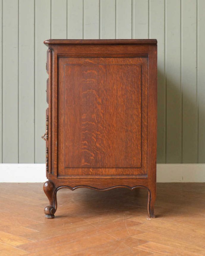 アンティークのキャビネット　アンティーク家具　オープンスペース付きのお洒落なフランス輸入の木製キャビネット 。横顔だって･･･どこから見られても美しいことを意識して、正面だけじゃなく横から見ても美しいんです。(j-2461-f)