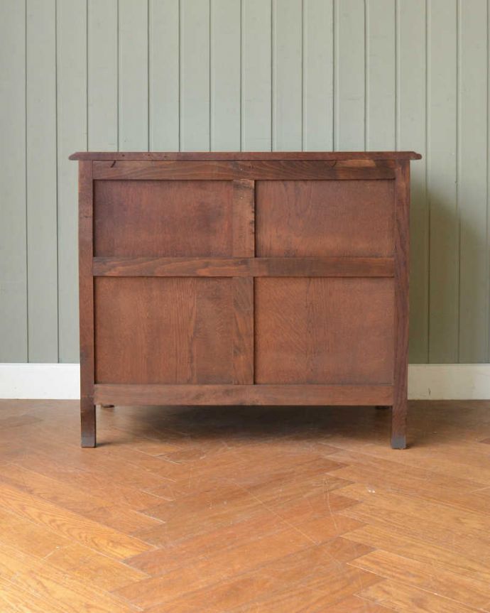 アンティークのキャビネット　アンティーク家具　オープンスペース付きのお洒落なフランス輸入の木製キャビネット 。実は後ろ姿も見て欲しい･･･アンティークは新品ではないので、もちろん経年変化によるキズはありますが、専門の職人がお直しをしているので後ろ姿にまで自信アリです。(j-2461-f)