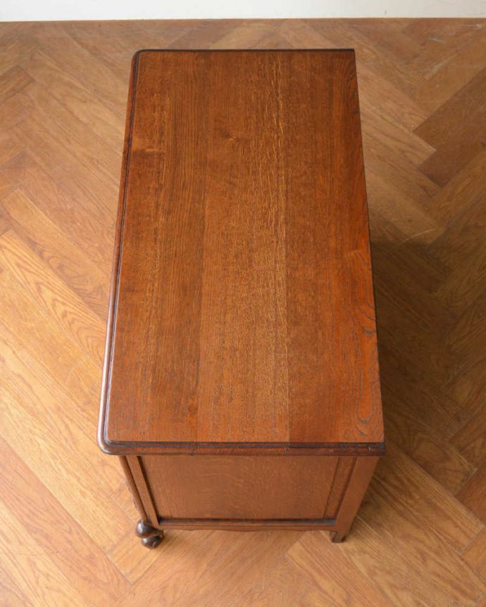 アンティークのキャビネット　アンティーク家具　オープンスペース付きのお洒落なフランス輸入の木製キャビネット 。上から見てみると･･･もちろん、上から見てもキレイです。(j-2461-f)