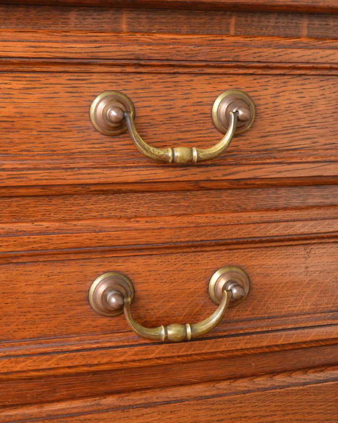 アンティークのキャビネット　アンティーク家具　オープンスペース付きのお洒落なフランス輸入の木製キャビネット 。こんな場所にもフランスらしさフランスらしく凝ったデザインの繊細な装飾は取っ手にまで施されています。(j-2461-f)