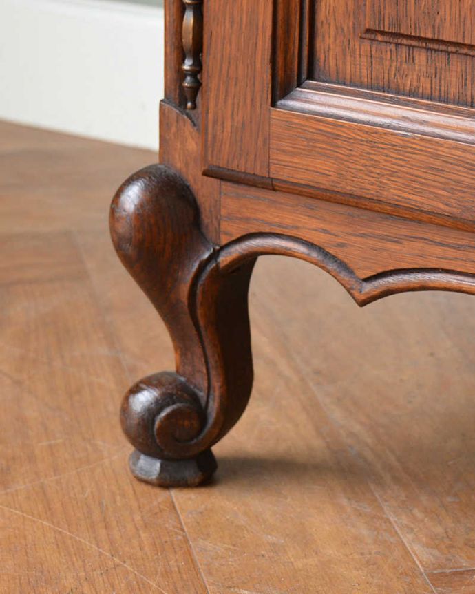 アンティークのキャビネット　アンティーク家具　オープンスペース付きのお洒落なフランス輸入の木製キャビネット 。女性１人でもラクに運べちゃうヒミツHandleのアンティークは、脚の裏にフェルトキーパーをお付けしているので、床を滑らせれば女性でも移動がカンタンです！。(j-2461-f)