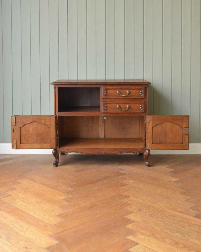 アンティークのキャビネット　アンティーク家具　オープンスペース付きのお洒落なフランス輸入の木製キャビネット 。扉を開けて中を見ると･･･もちろん見た目だけではありません。(j-2461-f)