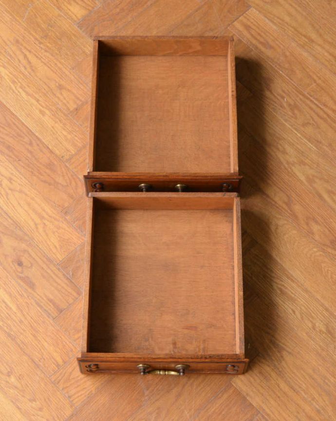 アンティークのキャビネット　アンティーク家具　オープンスペース付きのお洒落なフランス輸入の木製キャビネット 。引き出しの中も、何を入れてもOKです。(j-2461-f)