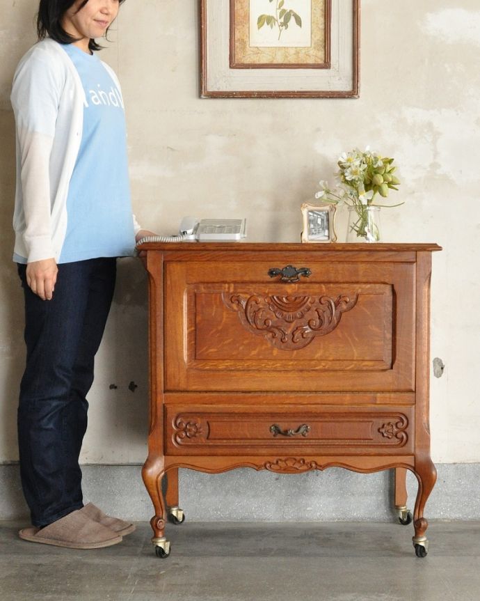 アンティークのキャビネット　アンティーク家具　南フランスのアンティーク家具、フラップ扉の小さなフレンチキャビネット。たっぷりの美しい彫。(j-2462-f)