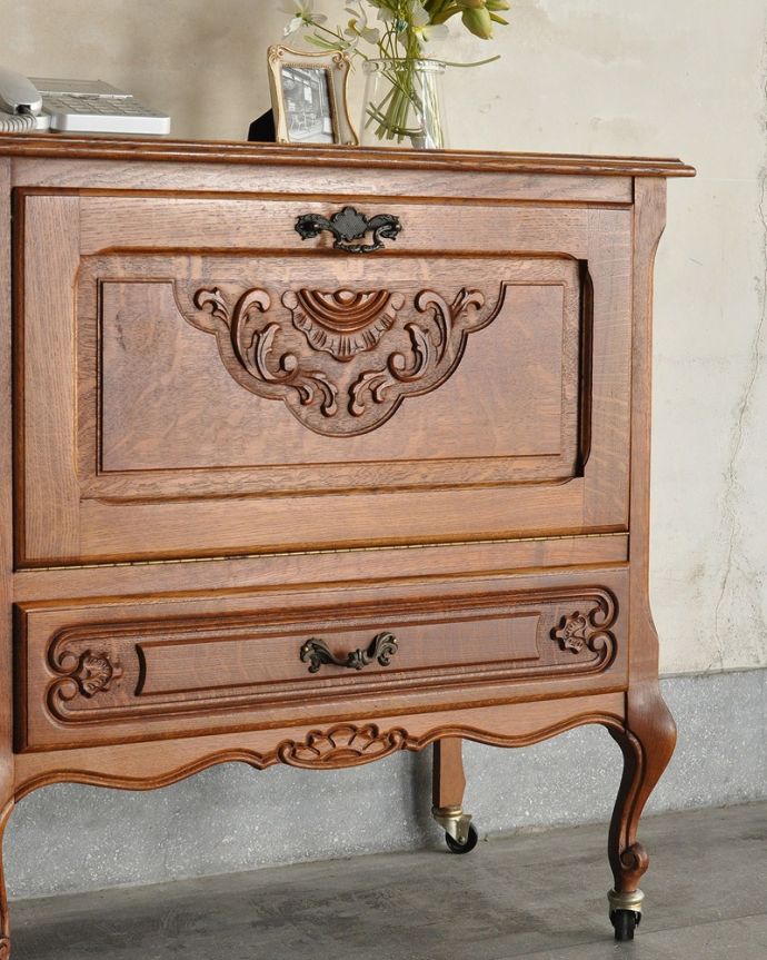 アンティークのキャビネット　アンティーク家具　南フランスのアンティーク家具、フラップ扉の小さなフレンチキャビネット。フランスらしい美しく優雅な彫にうっとり･･･フラップ式の一枚扉だから、扉面一面にたっぷりと優雅な彫施されています。(j-2462-f)