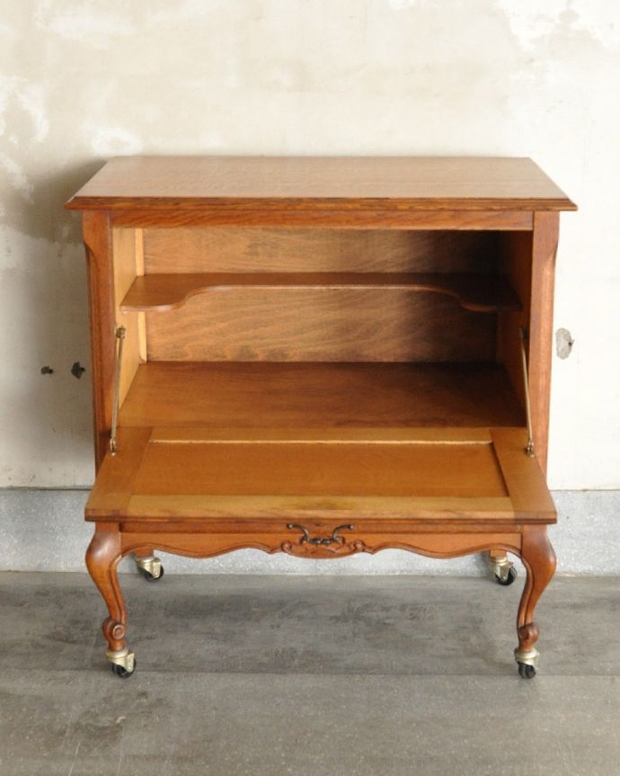 アンティークのキャビネット　アンティーク家具　南フランスのアンティーク家具、フラップ扉の小さなフレンチキャビネット。扉を前に倒して開けてみると･･･グラスとお酒を収納して使われていた扉は前に開くと作業台に早変わり。(j-2462-f)