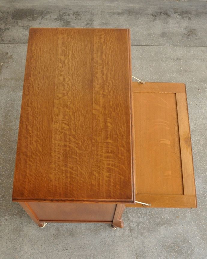 アンティークのキャビネット　アンティーク家具　南フランスのアンティーク家具、フラップ扉の小さなフレンチキャビネット。上から見てみると･･･修復の時、天板もキレイに仕上げました。(j-2462-f)