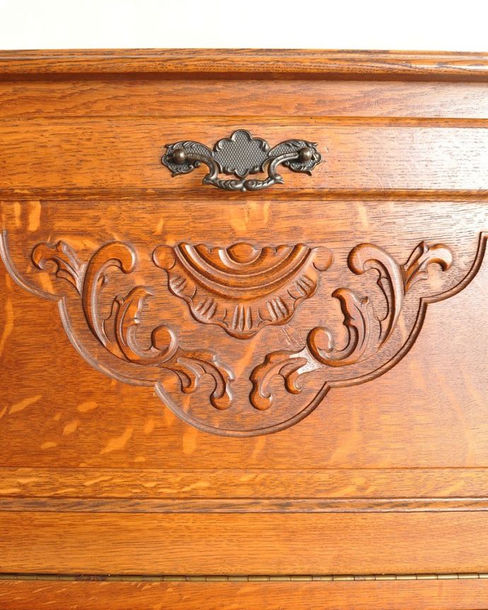 アンティークのキャビネット　アンティーク家具　南フランスのアンティーク家具、フラップ扉の小さなフレンチキャビネット。うっとりしちゃう美しさ扉にはフランスらしい見事な彫。(j-2462-f)