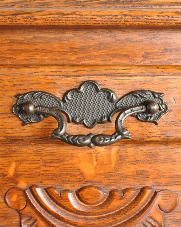 アンティークのキャビネット　アンティーク家具　南フランスのアンティーク家具、フラップ扉の小さなフレンチキャビネット。開ける度にワクワクする取っ手近くによって見てみると、取っ手にまでフランスらしく凝った繊細な装飾が入っているんです。(j-2462-f)