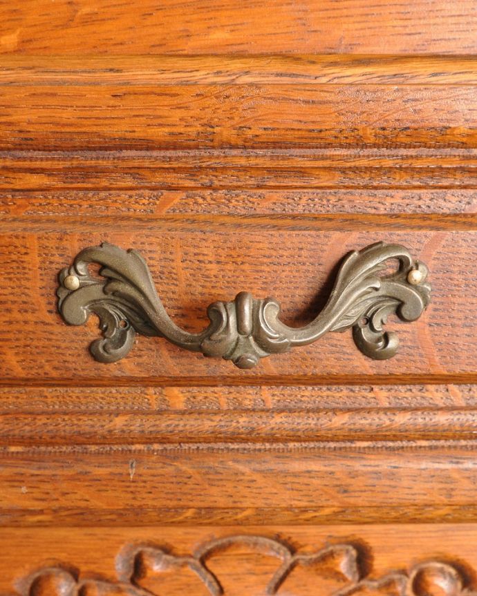 アンティークのキャビネット　アンティーク家具　南フランスのアンティーク家具、フラップ扉の小さなフレンチキャビネット。優雅な曲線の取っ手。(j-2462-f)