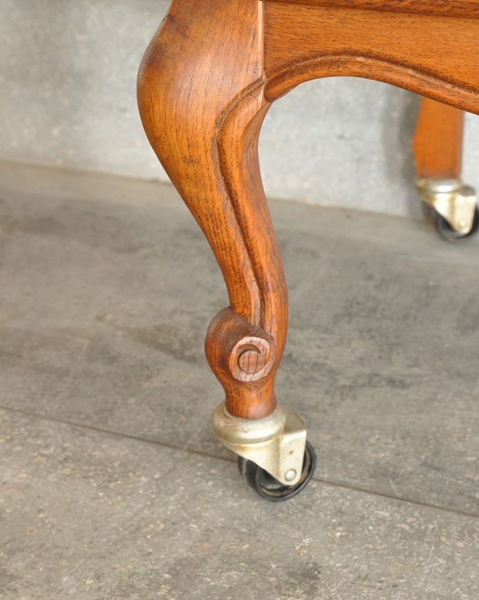 アンティークのキャビネット　アンティーク家具　南フランスのアンティーク家具、フラップ扉の小さなフレンチキャビネット。脚先には、キャスターアンティークは、今のプラスチックと違って質感がいいので動きは悪いですが、ちゃんと動きます。(j-2462-f)