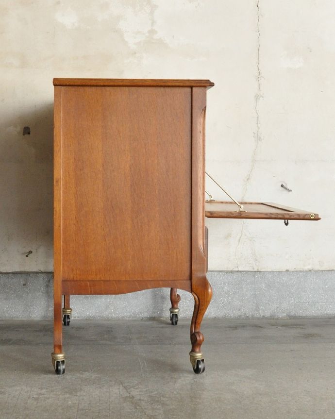 アンティークのキャビネット　アンティーク家具　南フランスのアンティーク家具、フラップ扉の小さなフレンチキャビネット。横顔にも気を使っていますどの角度から見られても美しく見えることを意識して、正面はもちろん横から見てもキレイなんです。(j-2462-f)