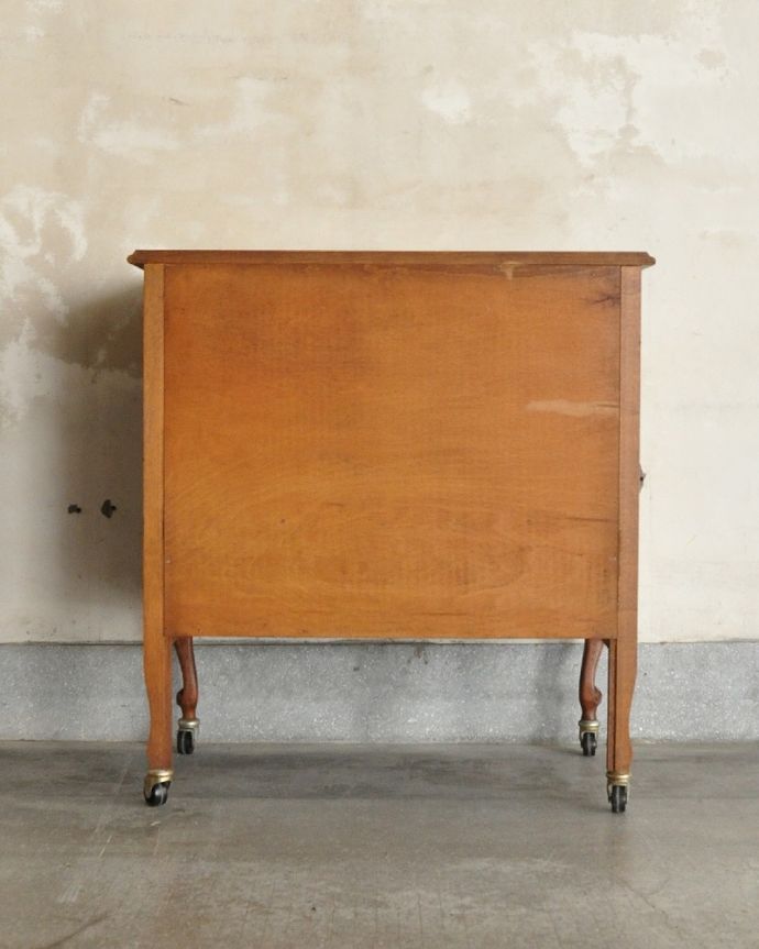 アンティークのキャビネット　アンティーク家具　南フランスのアンティーク家具、フラップ扉の小さなフレンチキャビネット。後ろ姿も見て下さいアンティークは新品ではないので、もちろん経年変化によるキズはありますが、専門の職人がお直しをしているので後ろ姿まで気を使っています。(j-2462-f)