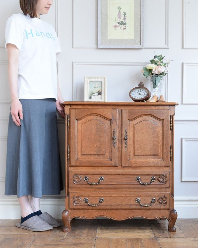 アンティーク家具 フレンチ香るアンティークのキャビネット、フランスのアンティーク家具 。フランスらしい優美さがたっぷり詰まっています見た瞬間、普通の家具とは違う優美なフランスのアンティーク。(j-2463-f)