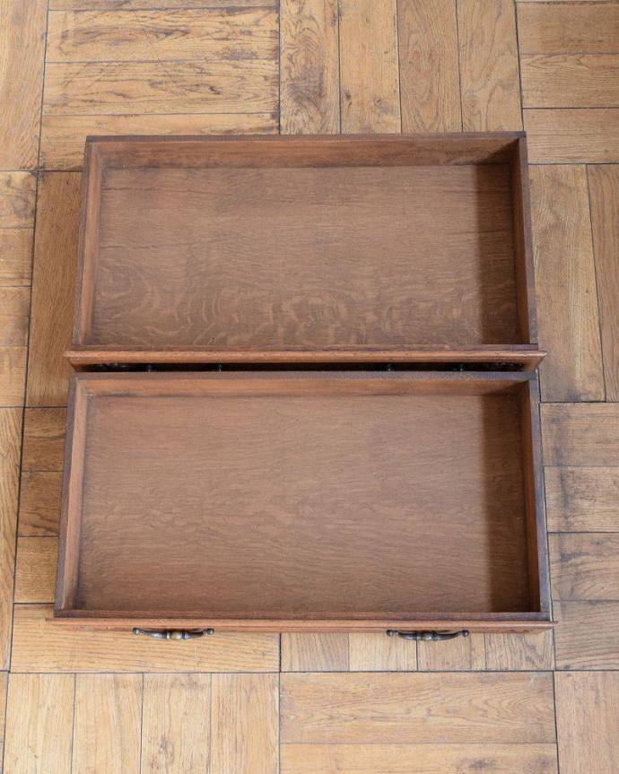 アンティーク家具 フレンチ香るアンティークのキャビネット、フランスのアンティーク家具 。引き出しの中もキレイですカトラリーなどを収納して使っていた引き出しの中も、もちろんキレイに仕上げました。(j-2463-f)