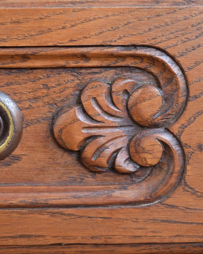 アンティーク家具 フレンチ香るアンティークのキャビネット、フランスのアンティーク家具 。フランスらしい彫りフランスらしさの象徴とも言える、優雅な彫りの装飾。(j-2463-f)